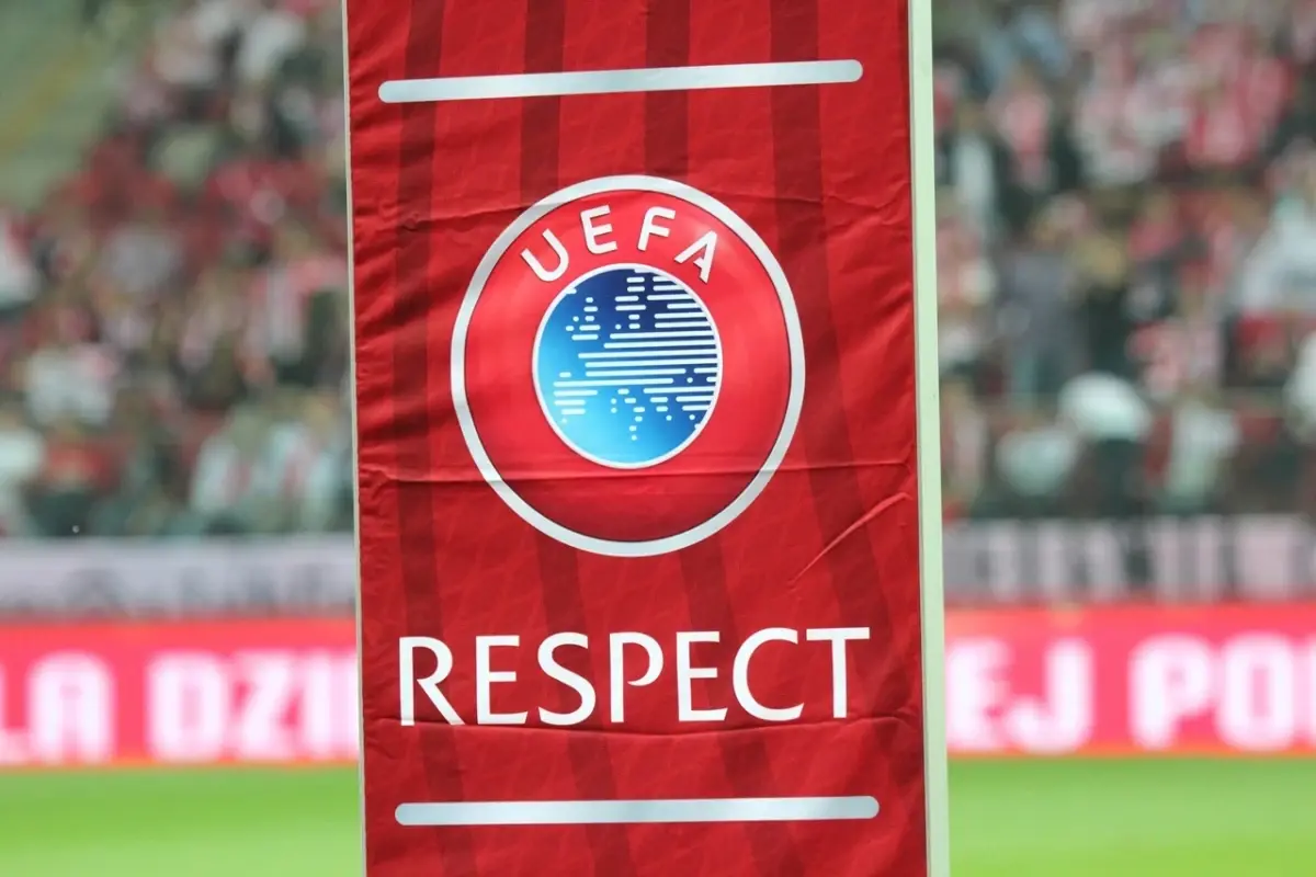 uefa-broni-czerwonej-kartki-dla-lloyda-kellyego